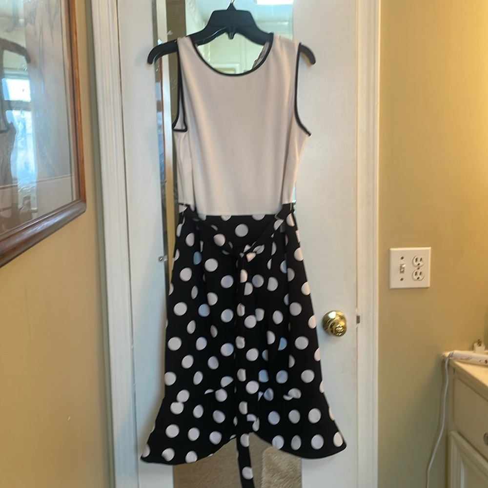 Vintage sleeve less dress with adorable polka dots and belt tie